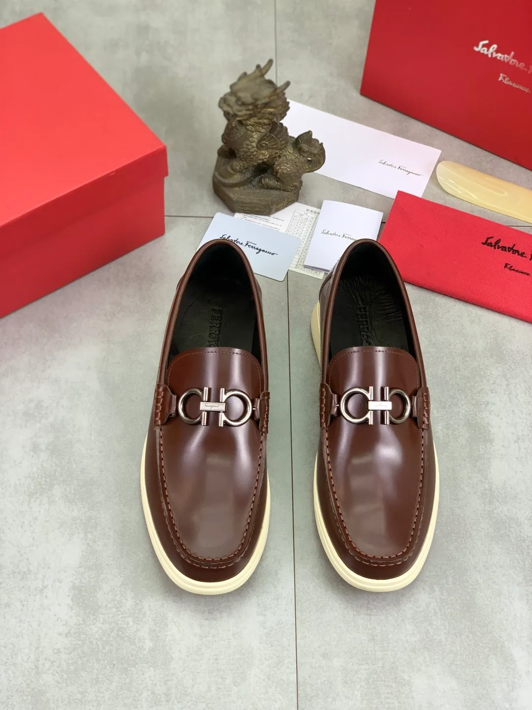 Men's Men's Shoes 💰P580💰[New Style] Water-dyed Niuli 🆘[Salvatore Ferragamo] Ferragamo's latest casual business leather shoes for men! Listed simultaneously! The fabric is made of specially imported original open-edge beaded calfskin, and the interior is made of imported water-dyed cowhide. It is absolutely luxurious and leads the fashion trend. Matching code: 38-44 (45 and 46 can be customized) Black, brown and burgundy colors available
